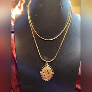 Vintage Gorgeous Gold Tone Pendant Necklace